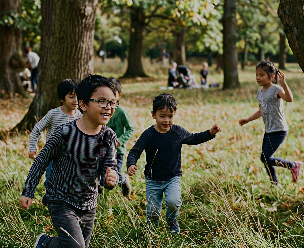 Anak-anak bermain di taman